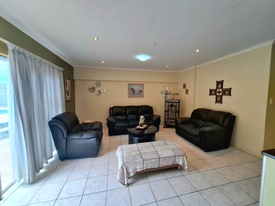 6 Bedroom Property for Sale in Gonubie Eastern Cape